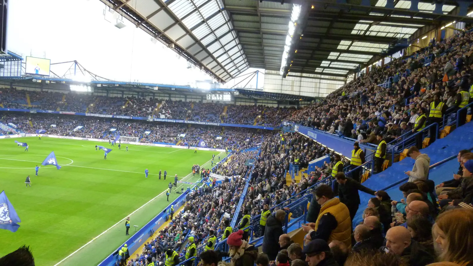 Les supporters dans les tribunes de Stamford Bridge