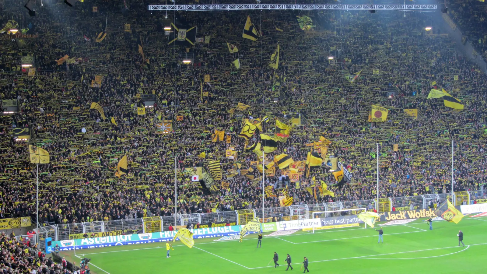 Le Mur Jaune du Signal Iduna Park, drapeaux au vent