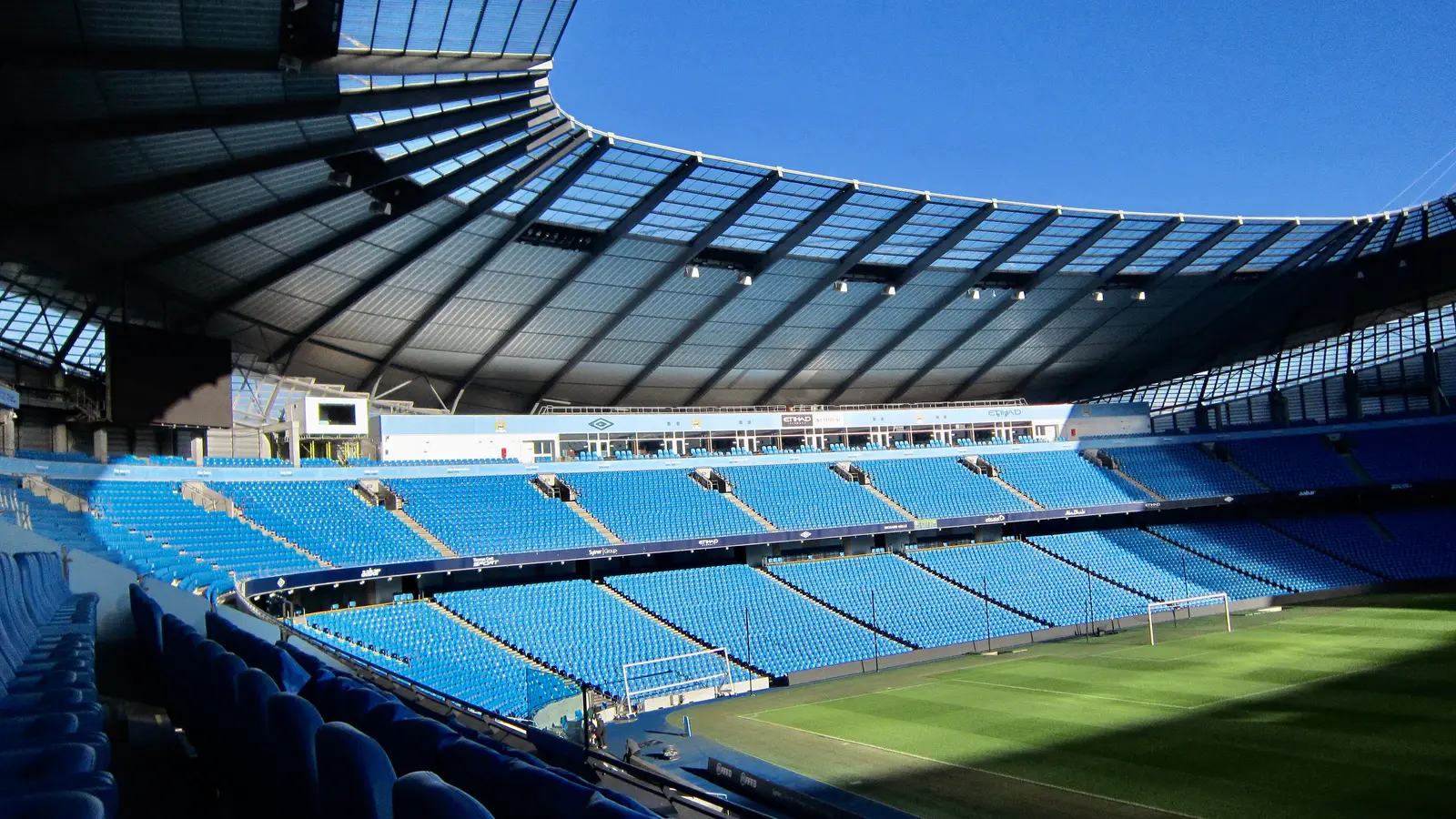 Les tribunes bleu ciel de l'Etihad Stadium