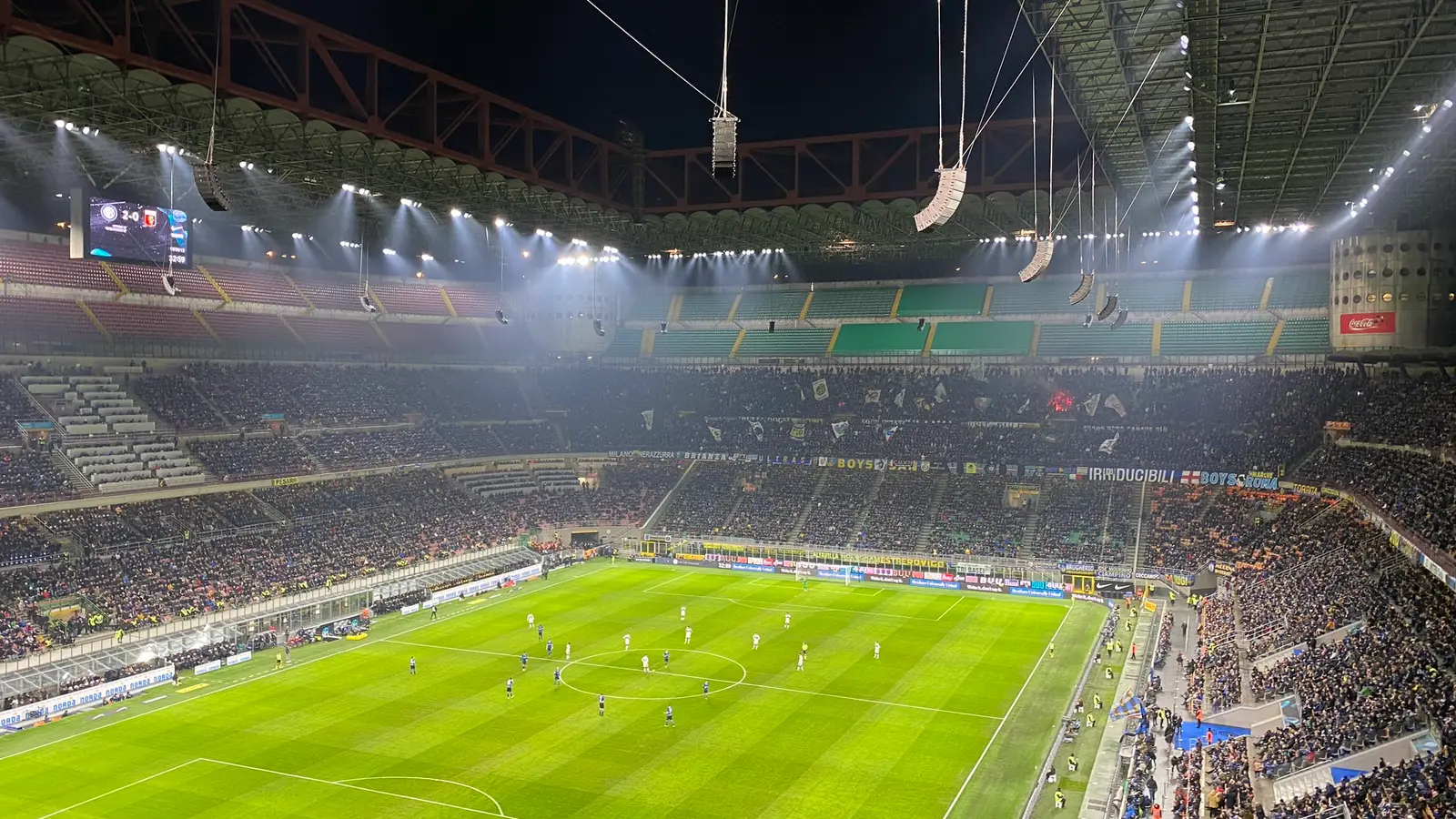 San Siro plein et illuminé pendant un match du soir