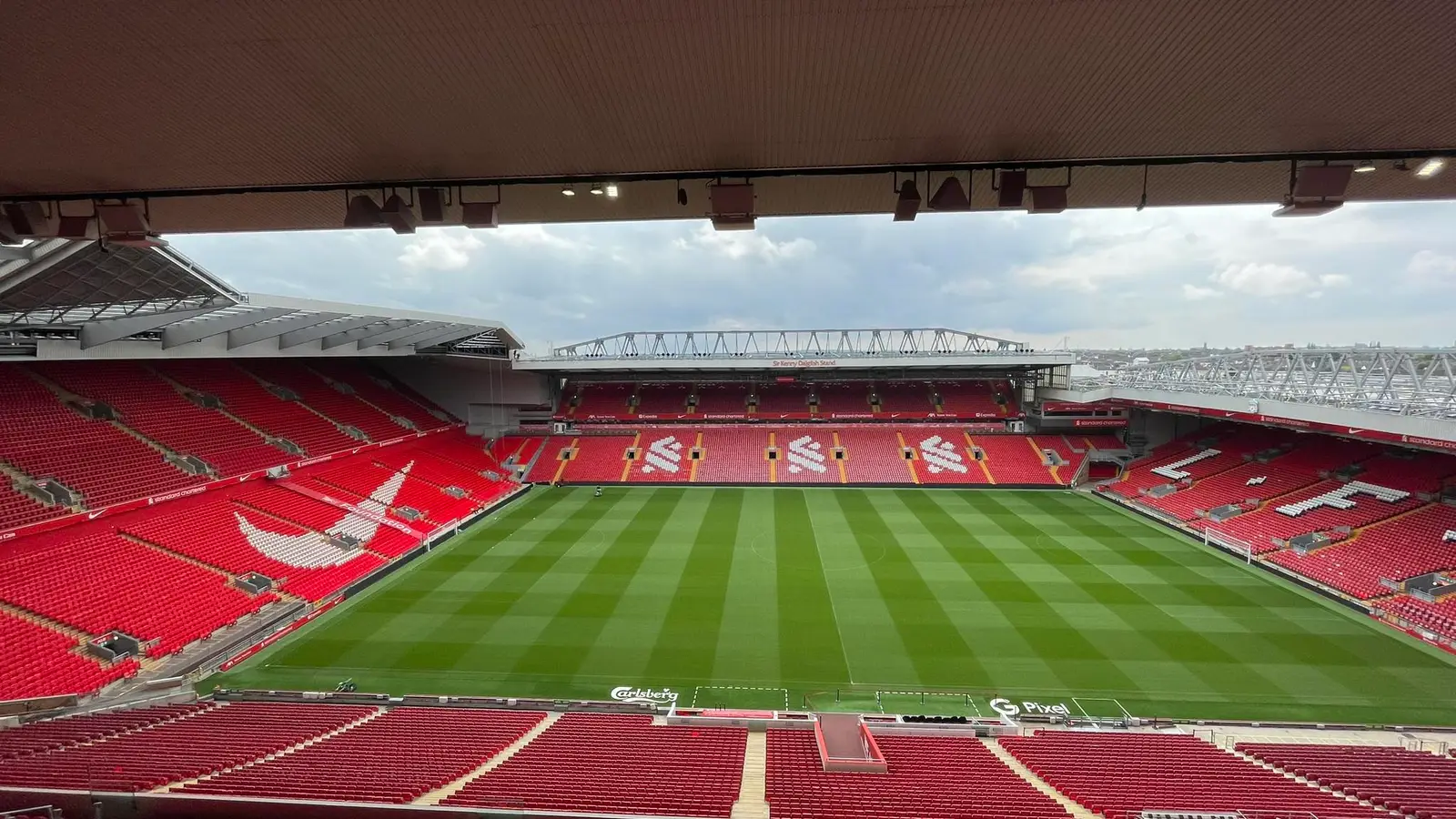 La pelouse et les tribunes rouges d'Anfield