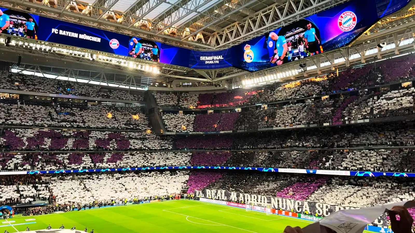 Le Bernabéu rénové, toit fermé, avant un match