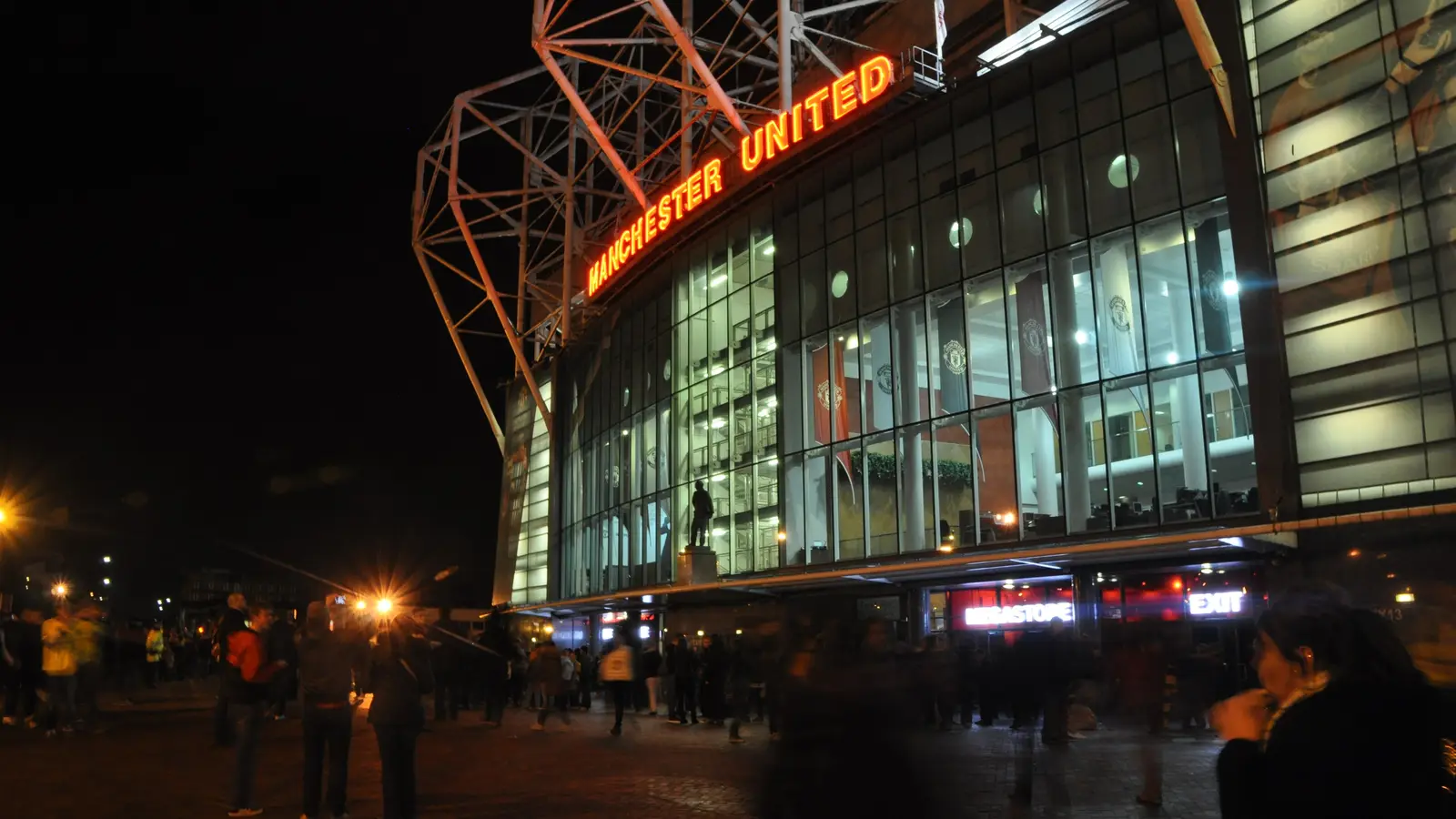La façade d'Old Trafford illuminée de nuit