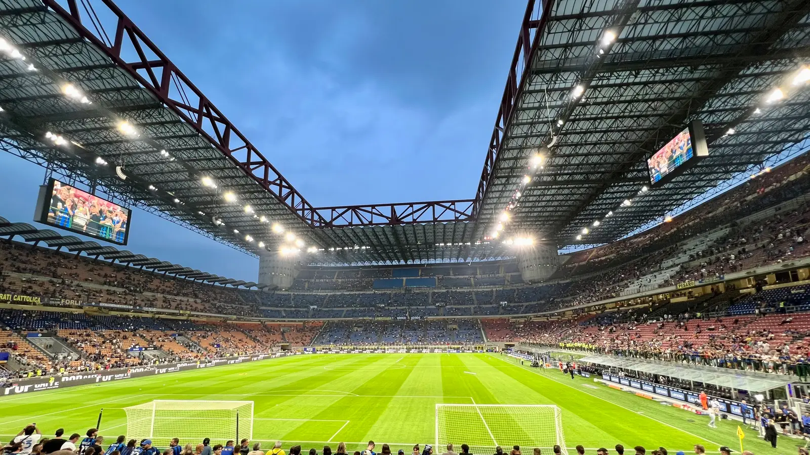 San Siro vu depuis la tribune un soir de match