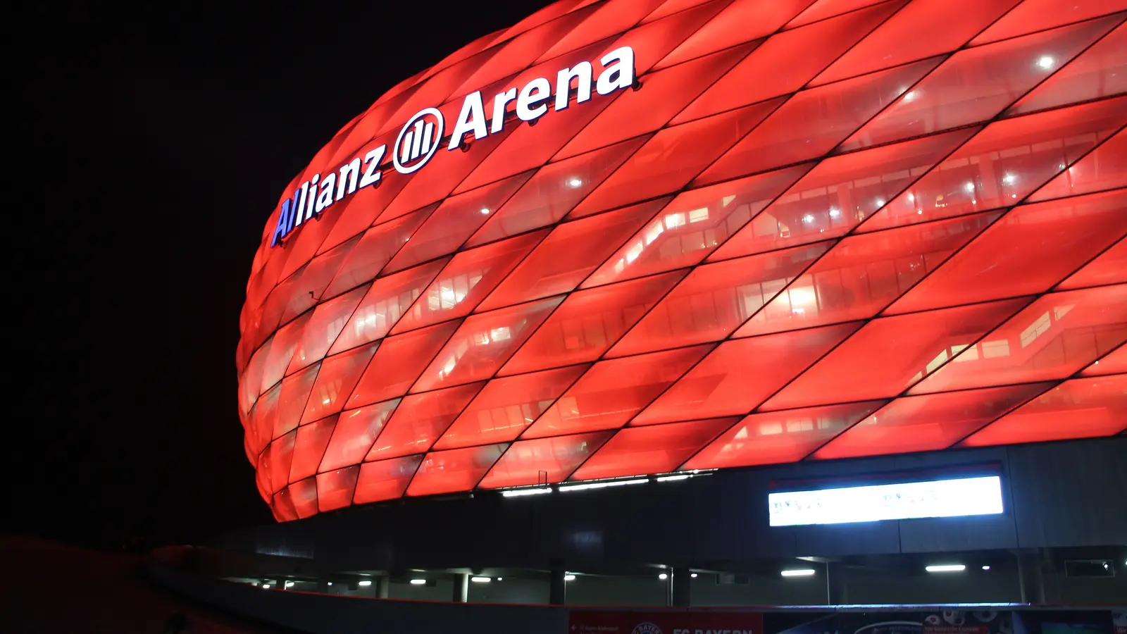 L'Allianz Arena illuminée en rouge