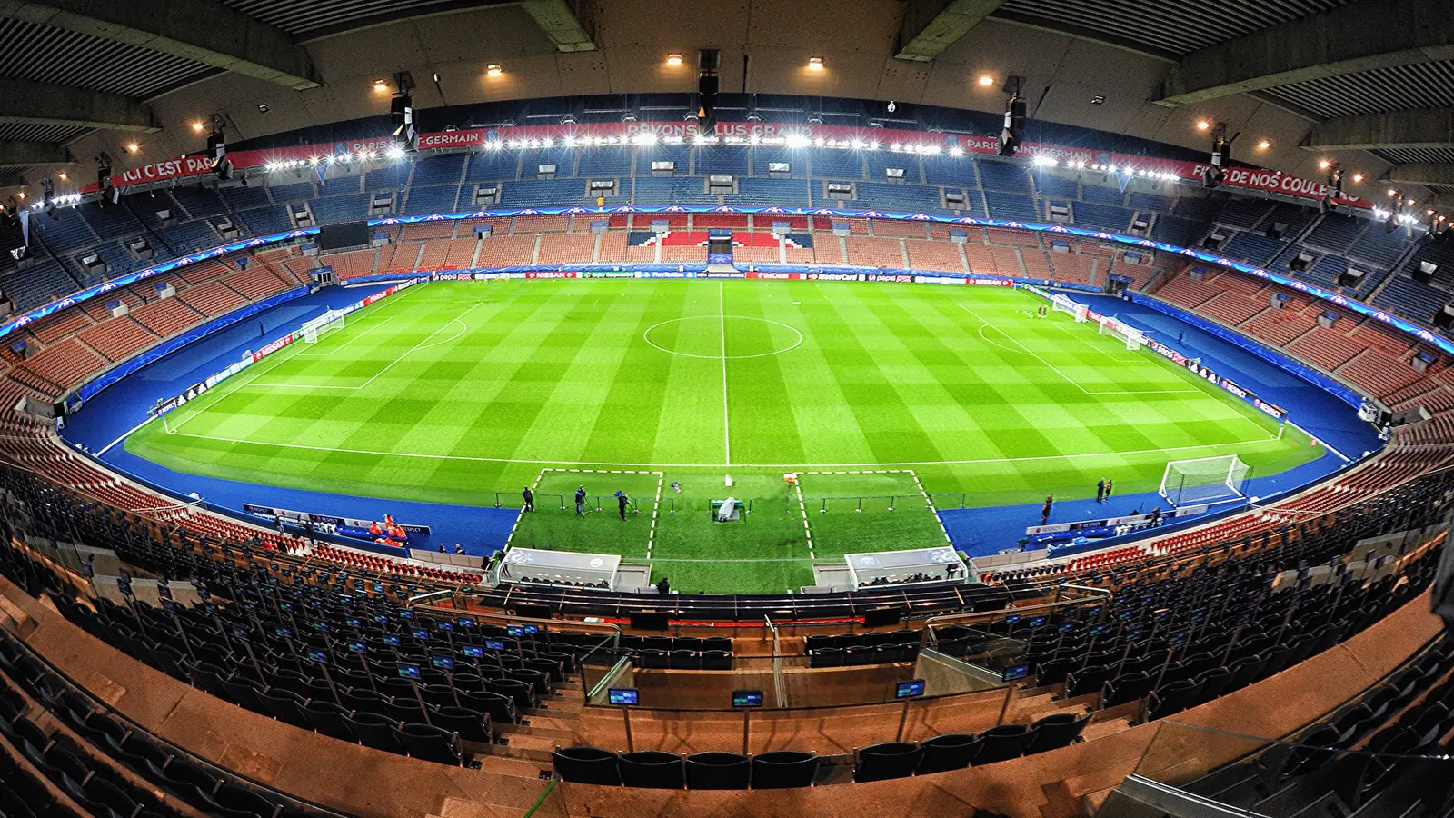 L'intérieur du Parc des Princes illuminé